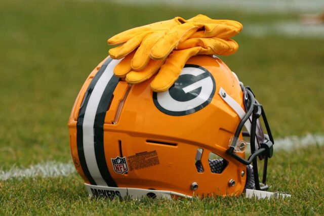 Uma visão detalhada de um capacete do Green Bay Packers durante uma sessão de treinos OTA no Don Hutson Center em 31 de maio de 2023 em Ashwaubenon, Wisconsin.