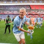 Erling Haaland, atacante do Manchester City, levanta a Copa da Inglaterra