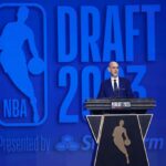O comissário da NBA, Adam Silver, fala durante a primeira rodada do Draft da NBA de 2023 no Barclays Center em 22 de junho de 2023, no bairro do Brooklyn, na cidade de Nova York.