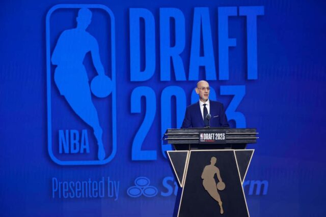 O comissário da NBA, Adam Silver, fala durante a primeira rodada do Draft da NBA de 2023 no Barclays Center em 22 de junho de 2023, no bairro do Brooklyn, na cidade de Nova York.