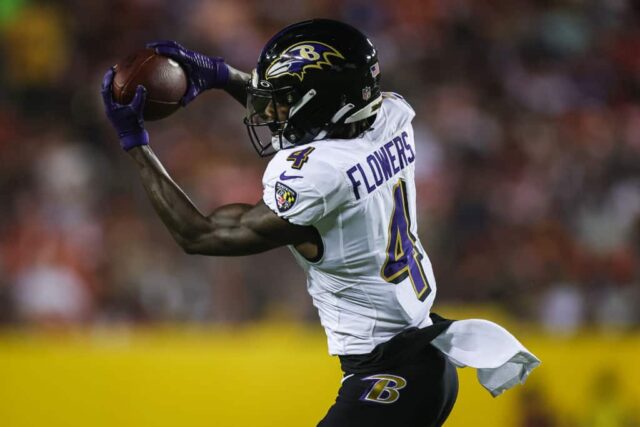 Zay Flowers #4 do Baltimore Ravens recebe um passe para touchdown contra o Washington Commanders durante a primeira metade do jogo de pré-temporada no FedExField em 21 de agosto de 2023 em Landover, Maryland.
