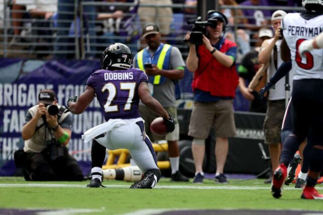 JK Dobbins #27 do Baltimore Ravens comemora depois de correr para um touchdown contra o Houston Texans no M&T Bank Stadium em 10 de setembro de 2023 em Baltimore, Maryland. 