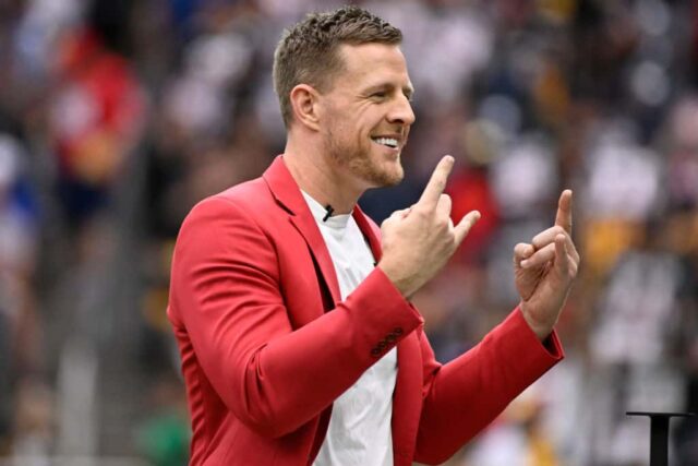 O ex-jogador do Houston Texans, JJ Watt, acena para a multidão durante uma cerimônia de introdução ao Texans Ring of Honor durante um jogo contra o Pittsburgh Steelers no NRG Stadium em 01 de outubro de 2023 em Houston, Texas. 