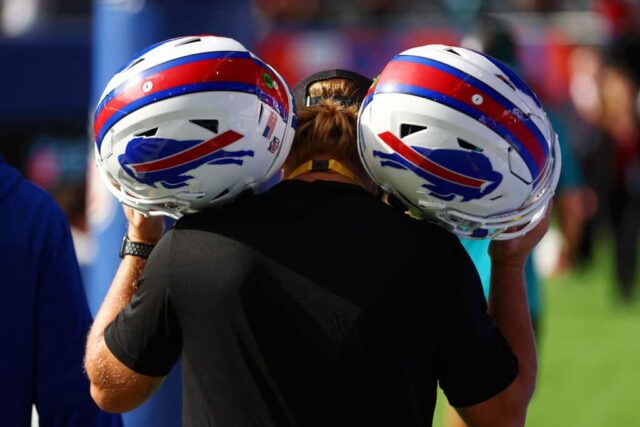 Um gerente de equipamento carrega capacetes do Buffalo Bills antes da partida da NFL entre Jacksonville Jaguars e Buffalo Bills no Tottenham Hotspur Stadium em 8 de outubro de 2023 em Londres, Inglaterra.