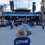 Os fãs se reúnem do lado de fora do Dodger Stadium antes do segundo jogo da Division Series entre Los Angeles Dodgers e Arizona Diamondbacks em 9 de outubro de 2023 em Los Angeles, Califórnia.