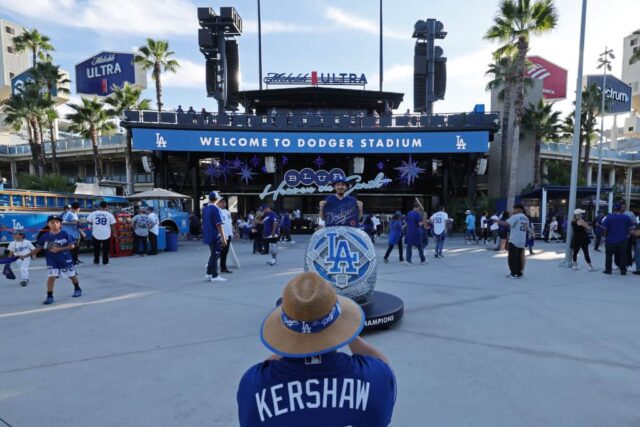 Os fãs se reúnem do lado de fora do Dodger Stadium antes do segundo jogo da Division Series entre Los Angeles Dodgers e Arizona Diamondbacks em 9 de outubro de 2023 em Los Angeles, Califórnia.