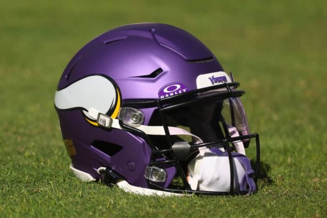 Detalhe de um capacete do Minnesota Vikings antes do jogo contra o Chicago Bears no Soldier Field em 15 de outubro de 2023 em Chicago, Illinois.