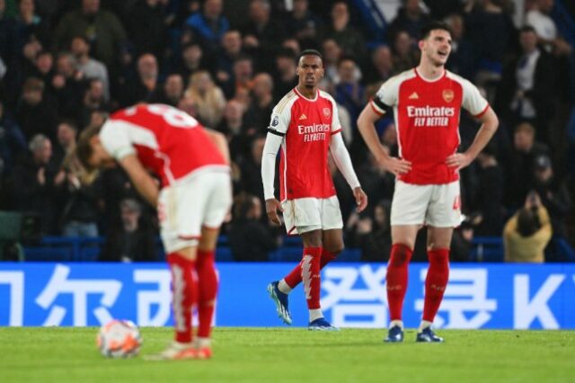 Jogadores do Arsenal parecem abatidos após sofrerem gol contra o Chelsea
