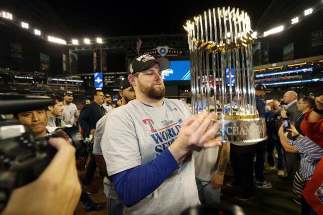 Jordan Montgomery # 52 do Texas Rangers comemora com o Commissioner's Trophy depois que o Texas Rangers derrotou o Arizona Diamondbacks por 5 a 0 no jogo cinco para vencer a World Series no Chase Field em 01 de novembro de 2023 em Phoenix, Arizona. 