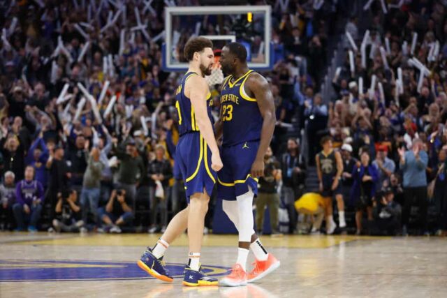 Klay Thompson nº 11 do Golden State Warriors comemora sua cesta verde no final do quarto período com Draymond Green nº 23 contra o Sacramento Kings no Chase Center em 01 de novembro de 2023 em San Francisco, Califórnia.