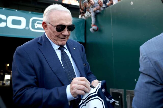 O proprietário Jerry Jones, do Dallas Cowboys, dá autógrafos antes do jogo contra o Philadelphia Eagles no Lincoln Financial Field em 5 de novembro de 2023 na Filadélfia, Pensilvânia.