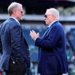Steven Jones fala com o proprietário Jerry Jones do Dallas Cowboys antes do jogo contra o Philadelphia Eagles no Lincoln Financial Field em 5 de novembro de 2023 na Filadélfia, Pensilvânia.