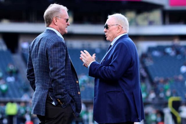 Steven Jones fala com o proprietário Jerry Jones do Dallas Cowboys antes do jogo contra o Philadelphia Eagles no Lincoln Financial Field em 5 de novembro de 2023 na Filadélfia, Pensilvânia.