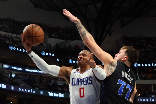 Russell Westbrook #0 do LA Clippers arremessa contra Luka Doncic #77 do Dallas Mavericks durante o terceiro quarto do jogo NBA In-Season Tournament no American Airlines Center em 10 de novembro de 2023 em Dallas, Texas. 