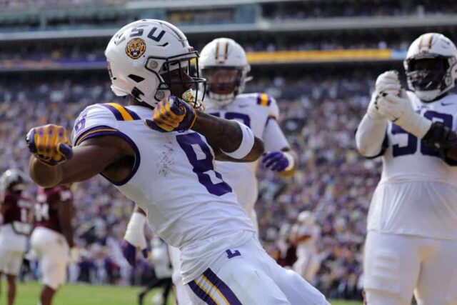 Malik Nabers nº 8 do LSU Tigers comemora um touchdown durante o primeiro tempo contra o Texas A&M Aggies no Tiger Stadium em 25 de novembro de 2023 em Baton Rouge, Louisiana.