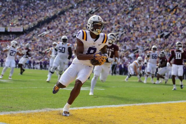 Malik Nabers # 8 do LSU Tigers marca um touchdown durante o primeiro tempo contra o Texas A&M Aggies no Tiger Stadium em 25 de novembro de 2023 em Baton Rouge, Louisiana.