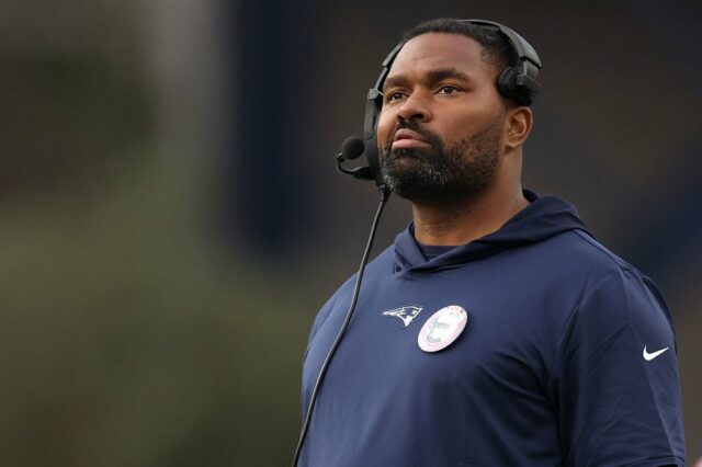 O técnico dos linebackers, Jerod Mayo, observa durante o jogo contra o Washington Commanders no Gillette Stadium em 5 de novembro de 2023 em Foxborough, Massachusetts.