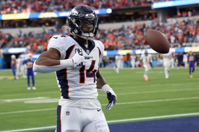 Courtland Sutton # 14 do Denver Broncos comemora um touchdown durante o terceiro quarto contra o Los Angeles Chargers no SoFi Stadium em 10 de dezembro de 2023 em Inglewood, Califórnia.