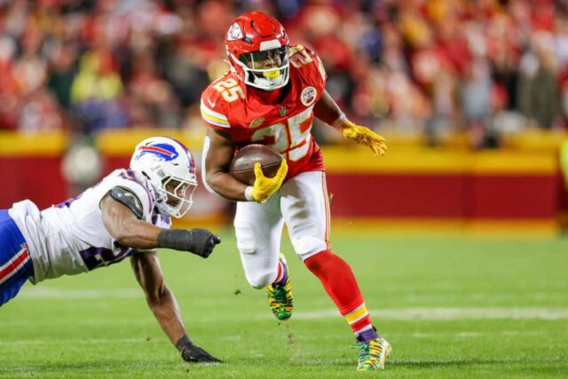 Clyde Edwards-Helaire #25 do Kansas City Chiefs carrega a bola durante o segundo tempo do jogo contra o Buffalo Bills no GEHA Field no Arrowhead Stadium em 10 de dezembro de 2023 em Kansas City, Missouri. 