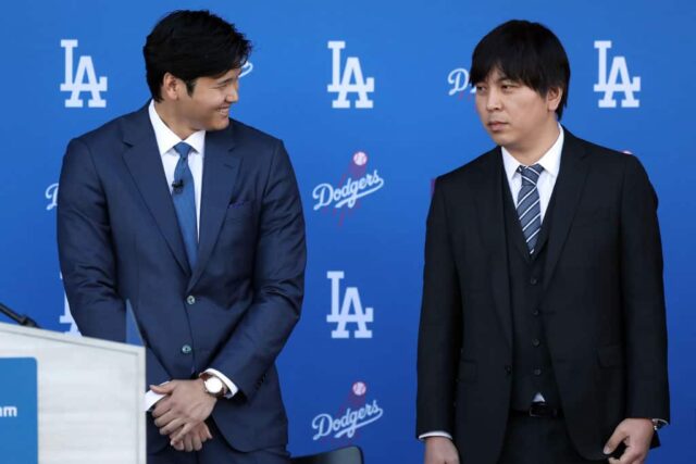 Shohei Ohtani fala com seu intérprete Ippei Mizuhara antes de ser apresentado pelo Los Angeles Dodgers no Dodger Stadium em 14 de dezembro de 2023 em Los Angeles, Califórnia.