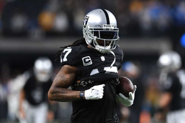 O wide receiver Davante Adams nº 17 do Las Vegas Raiders se aquece antes de jogar contra o Los Angeles Chargers no Allegiant Stadium em 14 de dezembro de 2023 em Las Vegas, Nevada.