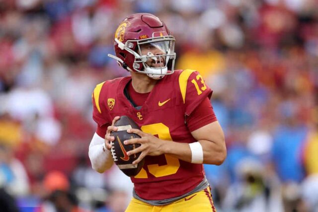 Caleb Williams nº 13 do USC Trojans passa a bola durante o primeiro tempo de um jogo contra o UCLA Bruins no United Airlines Field no Los Angeles Memorial Coliseum em 18 de novembro de 2023 em Los Angeles, Califórnia.