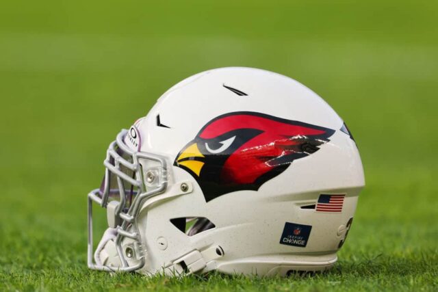 Uma visão detalhada de um capacete do Arizona Cardinals antes do jogo entre o Chicago Bears e o Arizona Cardinals no Soldier Field em 24 de dezembro de 2023 em Chicago, Illinois. 