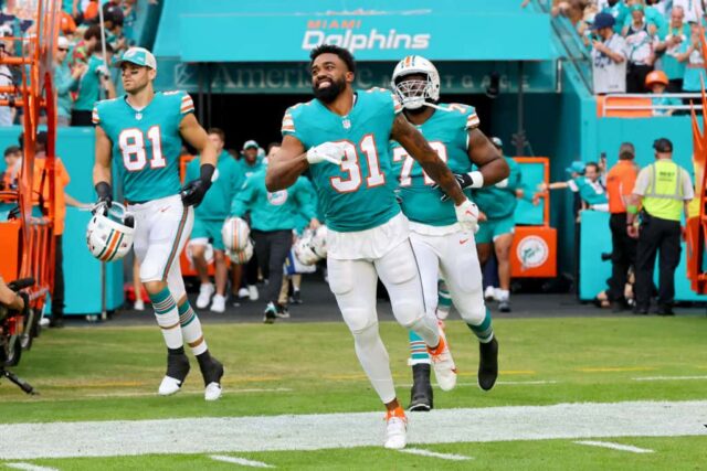 Raheem Mostert #31 do Miami Dolphins entra em campo durante as apresentações dos jogadores antes do jogo contra o Dallas Cowboys no Hard Rock Stadium em 24 de dezembro de 2023 em Miami Gardens, Flórida.