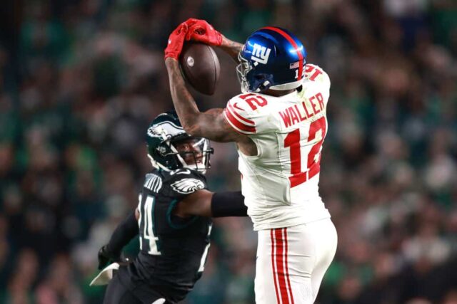 Darren Waller nº 12 do New York Giants pega James Bradberry nº 24 do Philadelphia Eagles durante o quarto período no Lincoln Financial Field em 25 de dezembro de 2023 na Filadélfia, Pensilvânia.