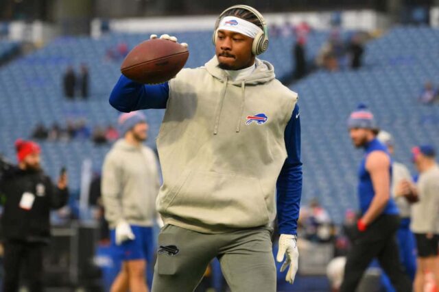 Stefon Diggs, nº 14 do Buffalo Bills, se aquece antes de um jogo contra o New England Patriots no Highmark Stadium em 31 de dezembro de 2023 em Orchard Park, Nova York. 