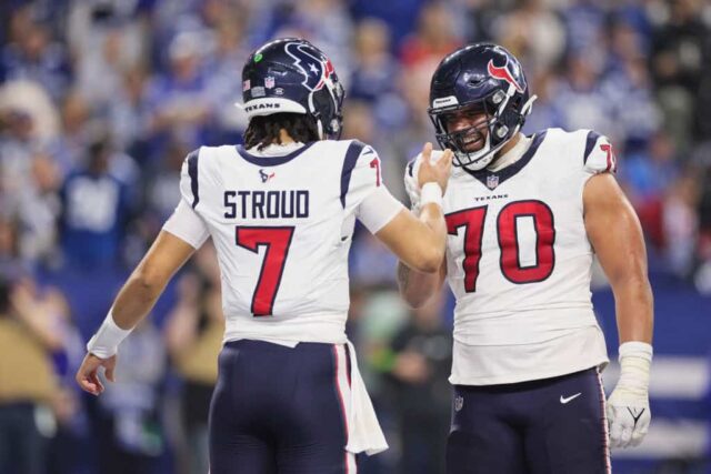 CJ Stroud #7 e Juice Scruggs #70 do Houston Texans comemoram um passe para touchdown durante o segundo quarto contra o Indianapolis Colts no Lucas Oil Stadium em 6 de janeiro de 2024 em Indianápolis, Indiana.