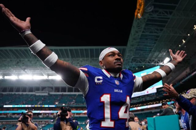 Stefon Diggs #14 do Buffalo Bills reage após uma vitória por 21-14 contra o Miami Dolphins no Hard Rock Stadium em 7 de janeiro de 2024 em Miami Gardens, Flórida.