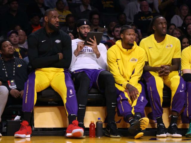     LeBron James #23, Anthony Davis #3, Cam Reddish #5 e Taurean Prince #12 do Los Angeles Lakers assistem durante uma vitória do Phoenix Suns por 127-109 na Crypto.com Arena em 11 de janeiro de 2024 em Los Angeles, Califórnia.