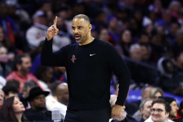 O técnico Ime Udoka, do Houston Rockets, reage durante o segundo quarto contra o Philadelphia 76ers, no Wells Fargo Center, em 15 de janeiro de 2024, na Filadélfia, Pensilvânia.