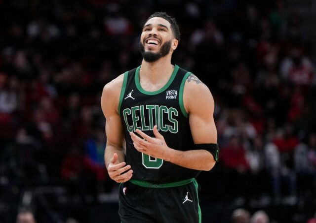 Jayson Tatum nº 0 do Boston Celtics reage após uma ligação durante o quarto período do jogo contra o Houston Rockets no Toyota Center em 21 de janeiro de 2024 em Houston, Texas.