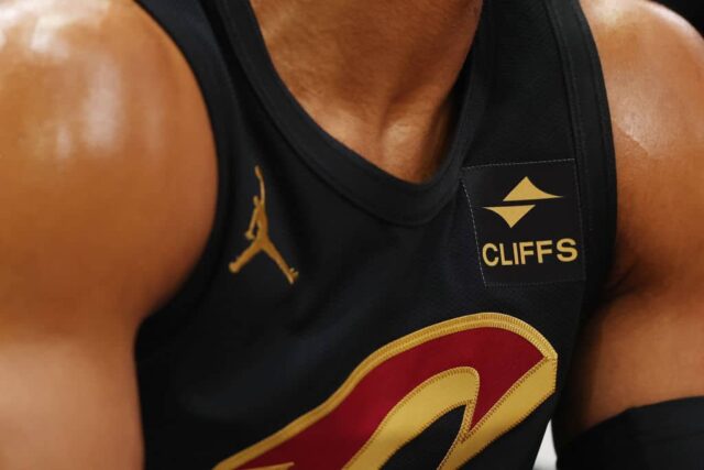 Um detalhe do logotipo do Cleveland-Cliffs na camisa do Cleveland Cavaliers durante o primeiro tempo contra o Chicago Bulls no United Center em 23 de dezembro de 2023 em Chicago, Illinois. 