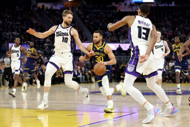 Stephen Curry nº 30 do Golden State Warriors é guardado por Domantas Sabonis nº 10 do Sacramento Kings no segundo tempo no Chase Center em 25 de janeiro de 2024 em San Francisco, Califórnia. 