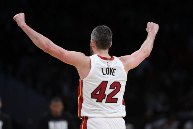 Kevin Love nº 42 do Miami Heat comemora contra o Washington Wizards durante o segundo tempo na Capital One Arena em 2 de fevereiro de 2024 em Washington, DC. 