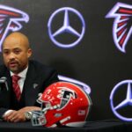 O gerente geral Terry Fontenot do Atlanta Falcons fala à mídia enquanto Raheem Morris é apresentado como o técnico principal do Atlanta Falcons no Mercedes-Benz Stadium em 5 de fevereiro de 2024 em Atlanta, Geórgia.
