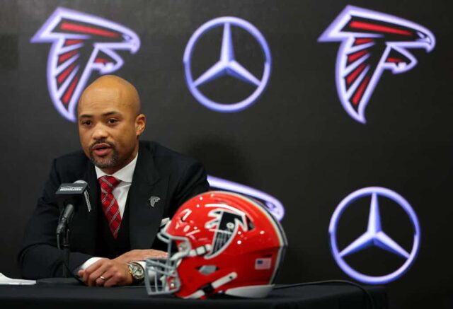 O gerente geral Terry Fontenot do Atlanta Falcons fala à mídia enquanto Raheem Morris é apresentado como o técnico principal do Atlanta Falcons no Mercedes-Benz Stadium em 5 de fevereiro de 2024 em Atlanta, Geórgia.
