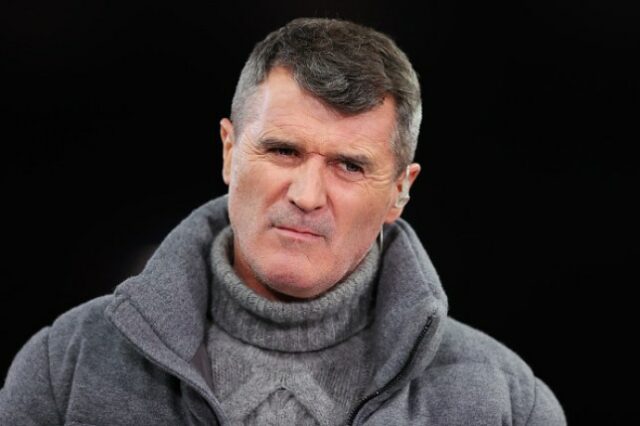 Roy Keane retratado como um comentarista assistindo Aston Villa x Chelsea