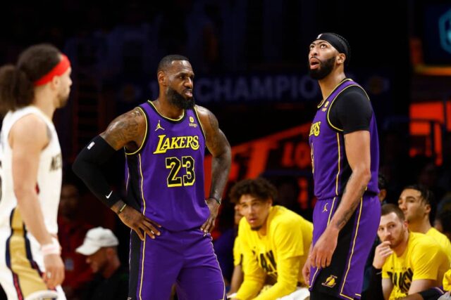LeBron James #23 do Los Angeles Lakers e Anthony Davis #3 do Los Angeles Lakers no primeiro tempo na Crypto.com Arena em 09 de fevereiro de 2024 em Los Angeles, Califórnia.