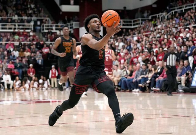 Bronny James nº 6 dos Trojans da USC vai até a cesta em um contra-ataque contra o Stanford Cardinal durante o segundo tempo de um jogo de basquete da NCAA no Stanford Maples Pavilion em 10 de fevereiro de 2024 em Palo Alto, Califórnia.