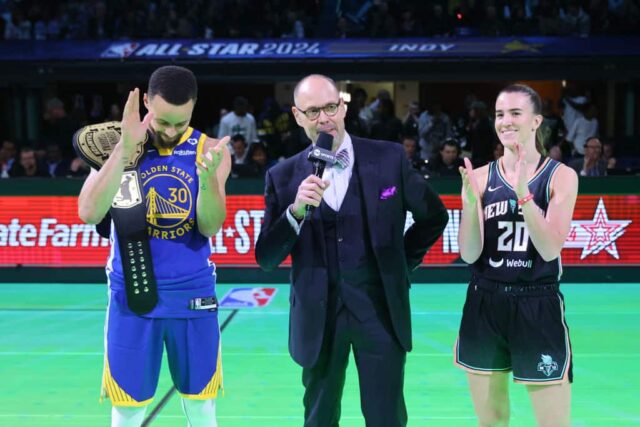 Ernie Johnson Jr. entrevista Stephen Curry nº 30 do Golden State Warriors e Sabrina Ionescu nº 20 do New York Liberty após seu desafio de 3 pontos durante o State Farm All-Star no sábado à noite no Lucas Oil Stadium em 17 de fevereiro de 2024 em Indianápolis , Indiana.