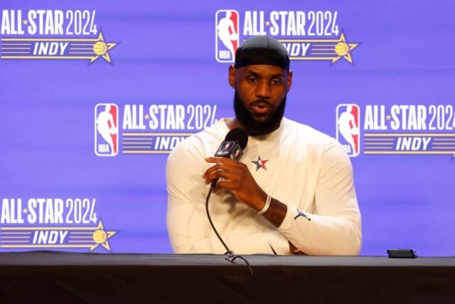 LeBron James nº 23 do Los Angeles Lakers e Western Conference All-Stars fala à mídia antes do 2024 NBA All-Star Game em Gainbridge Fieldhouse em 18 de fevereiro de 2024 em Indianápolis, Indiana.