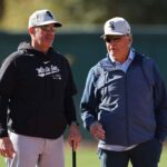O gerente Pedro Grifol nº 5 do Chicago White Sox conversa com o conselheiro sênior Tony La Russa durante um treino de primavera no Camelback Ranch em 21 de fevereiro de 2024 em Glendale, Arizona.