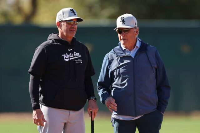 O gerente Pedro Grifol nº 5 do Chicago White Sox conversa com o conselheiro sênior Tony La Russa durante um treino de primavera no Camelback Ranch em 21 de fevereiro de 2024 em Glendale, Arizona.