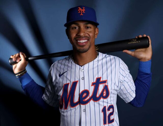     Francisco Lindor nº 12 do New York Mets posa para um retrato no New York Mets Photo Day no Clover Park em 22 de fevereiro de 2024 em Port St.