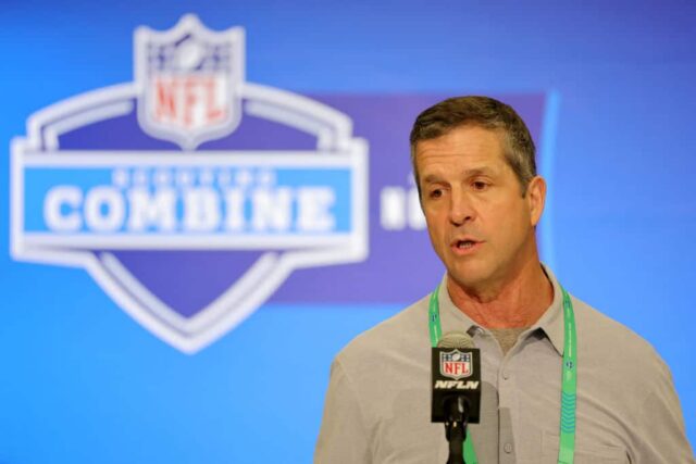 O técnico John Harbaugh, do Baltimore Ravens, fala à mídia durante o NFL Combine no Centro de Convenções de Indiana em 27 de fevereiro de 2024 em Indianápolis, Indiana.