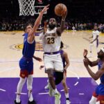 LeBron James nº 23 do Los Angeles Lakers marca seu 40.000º ponto na carreira durante o primeiro tempo contra Michael Porter Jr. nº 1 do Denver Nuggets na Crypto.com Arena em 2 de março de 2024 em Los Angeles, Califórnia.
